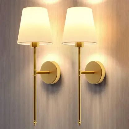 دیوارکوب طلایی با شید کرم و نور گرم، مناسب دکورهای مدرن و لوکس