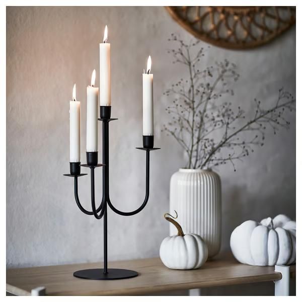 شمعدان پنج‌شمعی مشکی مینیمال با طراحی مدرن و نور گرم؛ مناسب دکورهای لوکس و هنری.